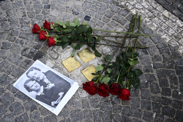 Na Ulrychově náměstí v Hradci Králové před domem číslo 762 jsou v dlažbě tři Stolpersteiny,  neboli kameny zmizelých | foto: Miroslav Beneš,  Muzeum východních Čech