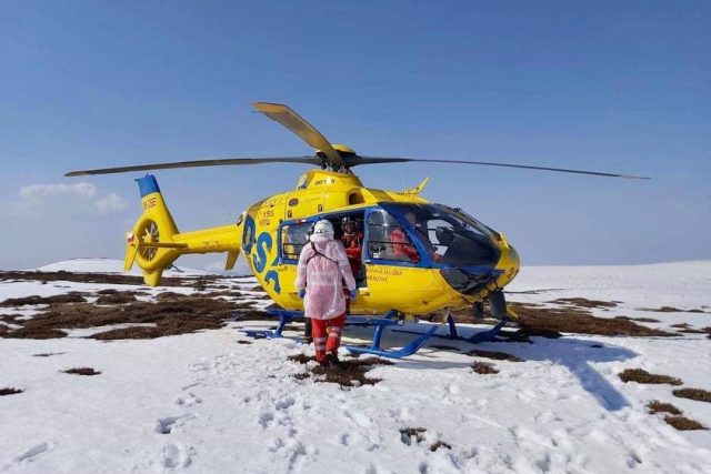 V Krkonoších se o víkendu zřítil skialpinista. Při jeho záchraně pomáhal vrtulník | foto: Facebook ZZS KHK
