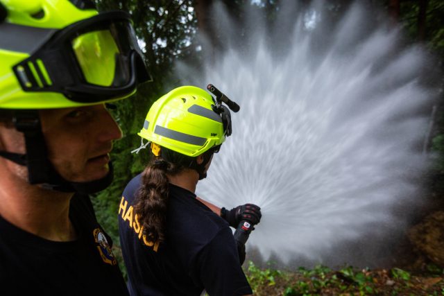 Čeští a polští hasiči cvičili v rámci projektu &quot;Zasahujeme společně&quot; likvidaci lesního požáru | foto: HZS Královéhradeckého kraje