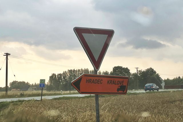 Objízdná trasa kolem opravovaného úseku silnice I/11 na Hradecku je podle místních závodní dráhou | foto: Tomáš Lörincz,  Český rozhlas