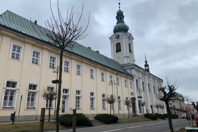 Historická budova bývalého kláštera a nemocnice Milosrdných bratří v Novém Městě nad Metují je bezmála 20 let prázdná | foto: Jana Házová,  Český rozhlas