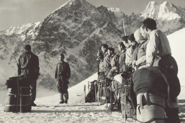 Československé reprezentační horolezecké družstvo ve Vysokých Tatrách v roce 1955 | foto: Jan Červinka