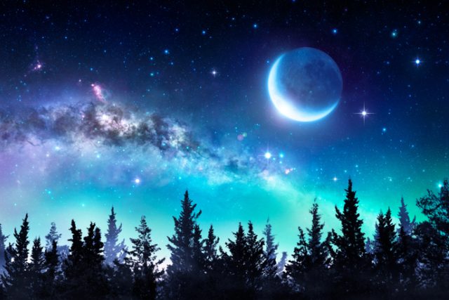 Měsíc a Mléčná dráha | foto: Shutterstock