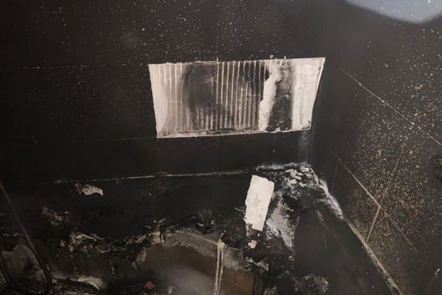 Tři jednotky hasičů zasahovaly u požáru bytu v Hostinném | foto: HZS Královéhradeckého kraje