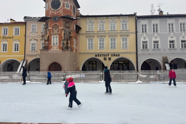 Tohle nám chybělo,  říkají často bruslaři. V Hostinném na Trutnovsku mají přírodní led na náměstí | foto: Tomáš Lörincz,  Český rozhlas