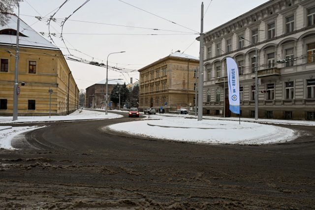 Frekventovaná hradecká křižovatka Fortna se po více než osmi měsících vrací do plného provozu | foto: Magistrát města Hradec Králové
