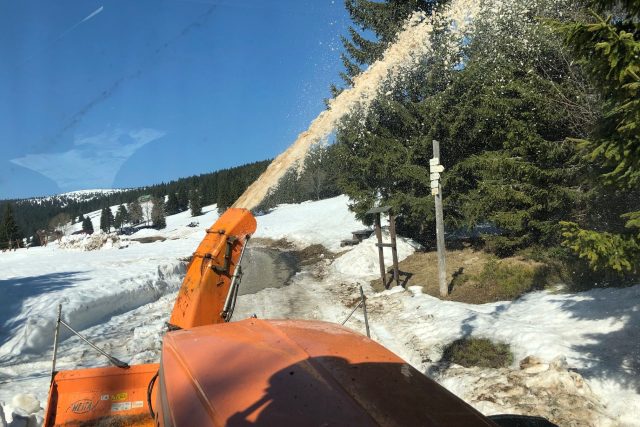 Sněžná fréza zprůjezdňuje vysoko položené cesty v Krkonoších | foto: Kateřina Kohoutová,  Český rozhlas