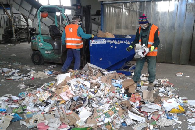 Třídění odpadu v jičínském sběrném dvoře pokračuje i v nouzovém stavu | foto: Tomáš Hrouda