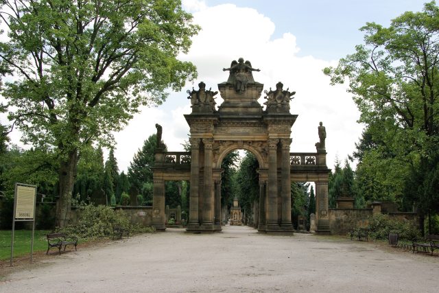 Slavný hřbitovní portál na Gothardě v Hořicích | foto: Vladislava Wildová,  Český rozhlas