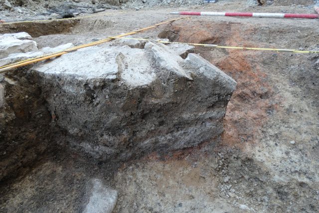 Pozůstatky 700 let staré pece našli archeologové v Dobrušce | foto: Martina Beková