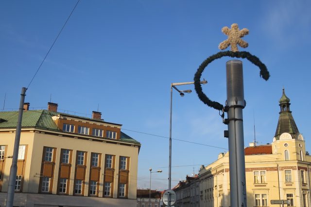 V Hradci Králové pracovníci technických služeb v ulicích instalují vánoční výzdobu | foto: Milan Baják,  Český rozhlas