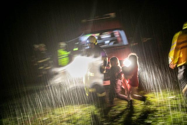 Kvůli silným bouřkám museli hasiči evakuovat dětský tábor ve Vernéřvovicích na Náchodsku | foto: HZS Královéhradeckého kraje
