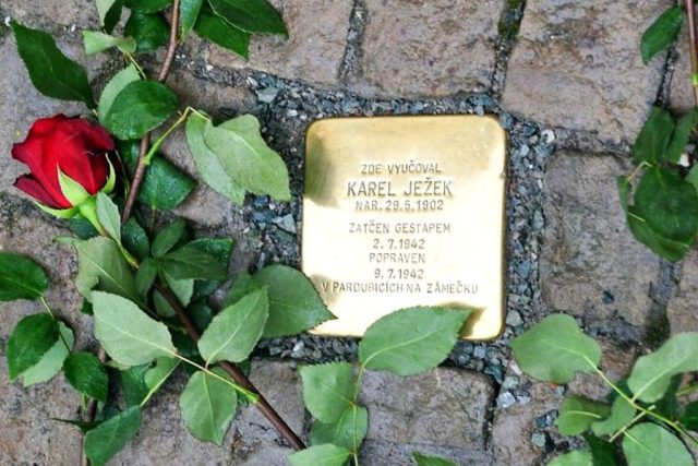 Odhalení sokolského Kamene zmizelých Karlu Ježkovi před školou v Doubravici u Dvora Králové nad Labem | foto: Helena Rezková