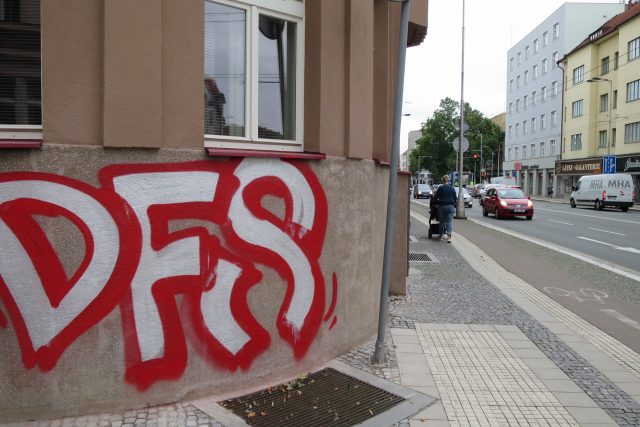 Neznámý pachatel posprejoval přes dvacet bytových domů v centru Hradce Králové | foto: Milan Baják,  Český rozhlas