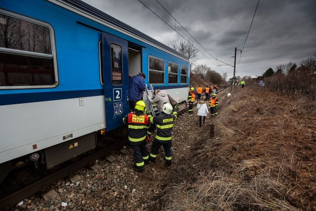 Po nehodě vlaku a osobního vozu v Semonicích u Jaroměře hasiči evakuovali 101 osob | foto: HZS Královéhradeckého kraje