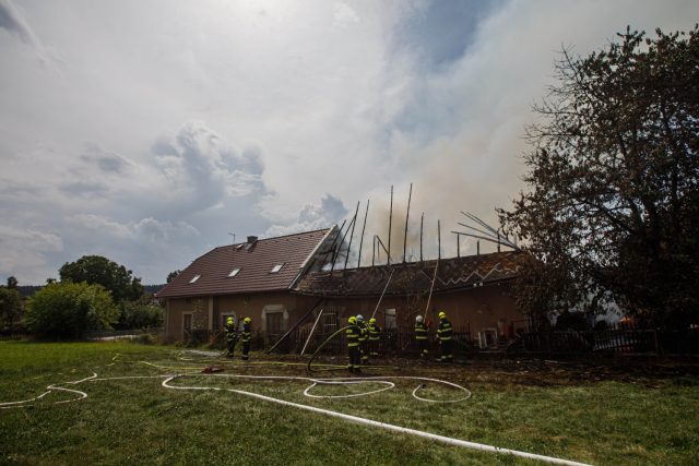 Požár stodoly s milionovou škodou,  hasiči uchránili rodinný dům | foto: HZS Královéhradeckého kraje