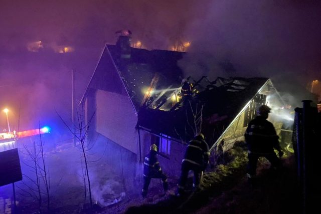 Požár podkroví a střechy domu v Police nad Metují | foto: HZS Královéhradeckého kraje