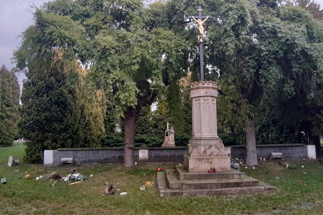 Neznámý vandal zdevastoval část městského hřbitova v sousedství kostela Svatého Ducha v Dobrušce | foto: Město Dobruška