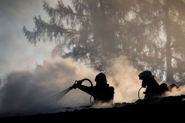 Zásah při požáru zámku v Horním Maršově komplikovalo hasičům horko | foto: HZS Královéhradeckého kraje
