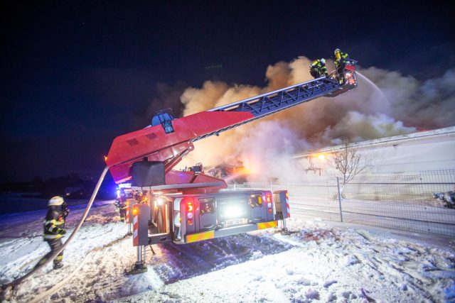 Jedenáct jednotek hasičů likvidovalo požár haly v Sendražicích | foto: HZS Královéhradeckého kraje
