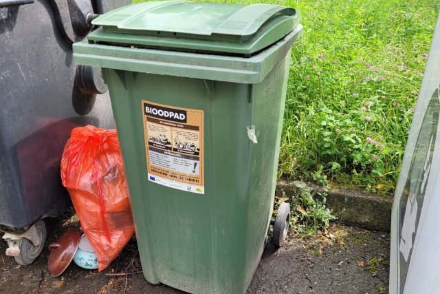 Popelnice na bioodpad mohou kompost nahradit obyvatelům panelových domů. Bohužel v nich často končí i plastové pytle,  které kompost znehodnotí | foto: Miroslav Kobza,  Český rozhlas