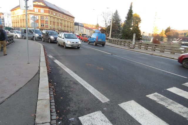 Policie žádá veřejnost o spolupráci při hledání řidiče,  který na přechodu v Trutnově ohrozil nezletilého chlapce a z místa nehody ujel | foto: Policie České republiky