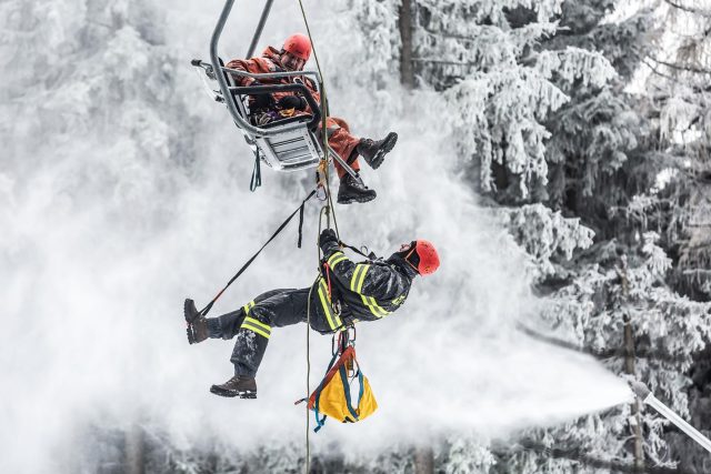 Hasiči v Deštném v Orlických horách cvičili záchranu osob z lanovky | foto: HZS Královéhradeckého kraje