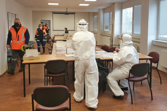 Povinné testování na koronavirus  (ilustrační foto) | foto: Martin Knitl,  Český rozhlas
