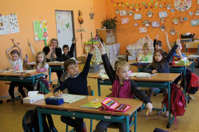 Prvňáci ze třídy Motýlků ZŠ v Kopidlně  ověřují nový vzdělávací systém AMOS | foto: Vladislava Wildová,  Český rozhlas