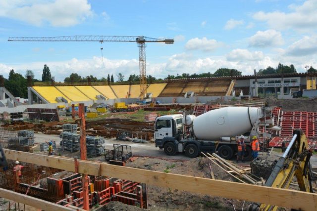 Práce na hradeckém stadionu pokračují,  začíná repase lízátek | foto: Magistrát města Hradec Králové
