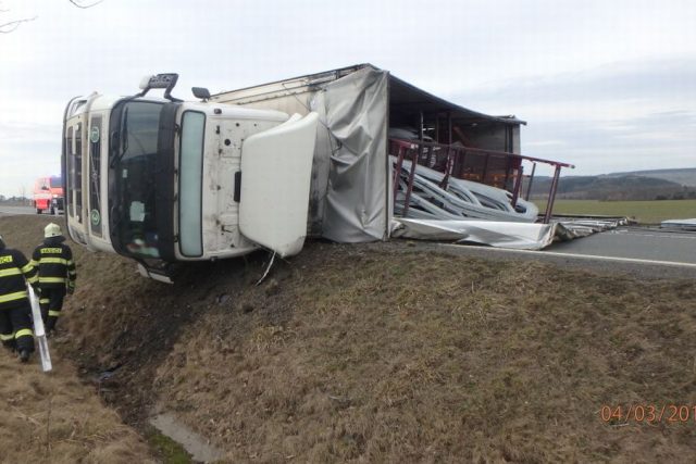 Převrácený kamion zkomplikoval dopravu mezi Častolovicemi a Solnicí | foto: HZS Královéhradeckého kraje