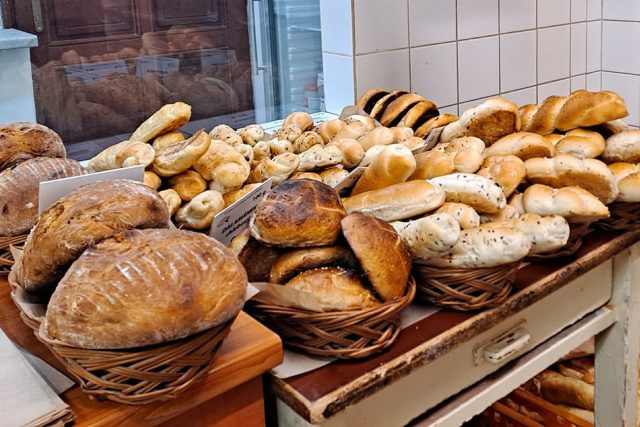 Obchody s potravinami v malých obcích často přežívají jen za pomoci kraje nebo místní samosprávy  (ilustrační foto) | foto: Andrea Brtníková,  Český rozhlas