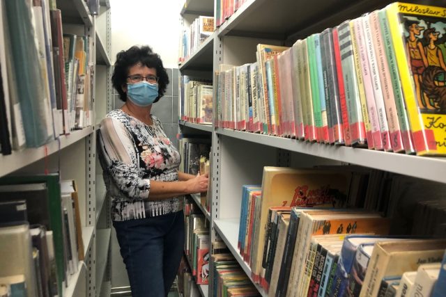 Jičínská knihovna se snaží udržovat kontakt se čtenáři i v době pandemie | foto: Kateřina Kohoutová,  Český rozhlas