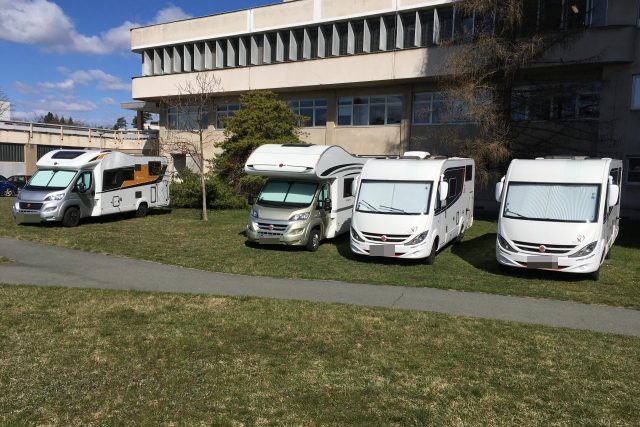 Obytné karavany v areálu Fakultní nemocnice Hradec Králové | foto: Vojtěch Krátký