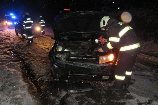 Počasí komplikuje dopravu,  hasiči mají napilno - dopravní nehoda Svinary | foto: HZS Královéhradeckého kraje