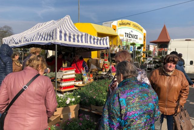 Lidé z celého Česka neváhají zajet na polskou tržnici i stovky kilometrů | foto: Kateřina Kohoutová,  Český rozhlas