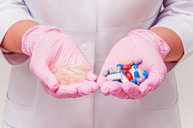 Na projektu rychlejšího,  levnějšího a udržitelnějšího vývoje léčiv pomáhá vědcům i umělá inteligence  (ilustrační foto) | foto: Shutterstock