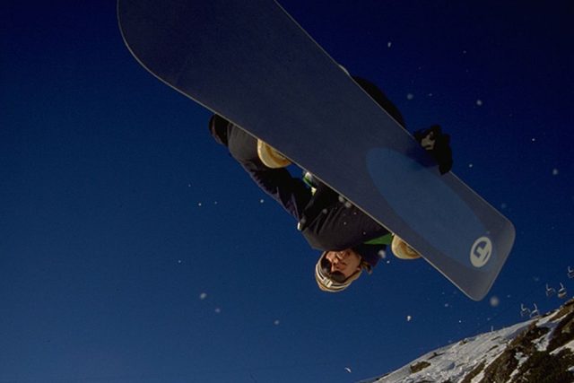 Snowboardista Martin Černík už zasvěcuje do tajů jízdy na prkně mladé | foto: archiv Martina Černíka