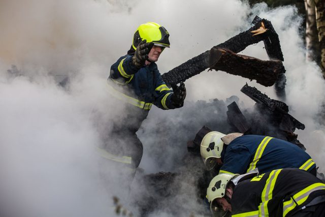 Zjistit příčinu požáru je namáhavá a špinavá práce | foto: HZS Královéhradeckého kraje