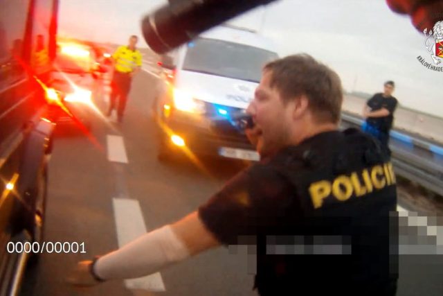 Opilého a zdrogovaného řidiče kradeného auta zadržela policie na dálnici D11 u Hradce Králové | foto: Policie České republiky