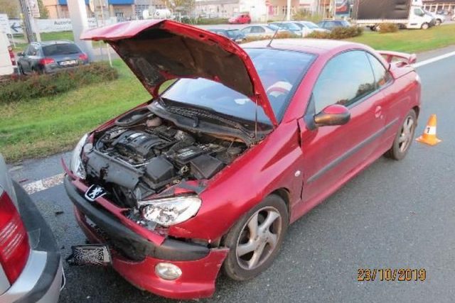 Dvě nehody jednoho auta během dvou hodin. V jedné události je řidič poškozený,  v druhé podezřelý | foto: Policie České republiky