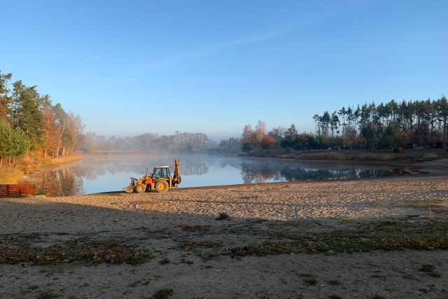 Na Stříbrném rybníku v Hradci Králové čistili pracovníci městských lesů pláže od sinic | foto: Michaela Vančurová,  Český rozhlas