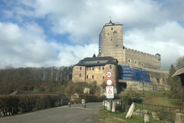 Východní část hradební zdi hradu Kost hrozila zřícením. Statikům se ji podařilo včas zajistit | foto: Kateřina Kohoutová,  Český rozhlas,  Český rozhlas