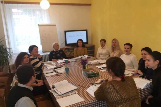 Desítka zdravotních sestřiček z Ukrajiny se v Trutnově učí česky | foto: Lucie Peterková