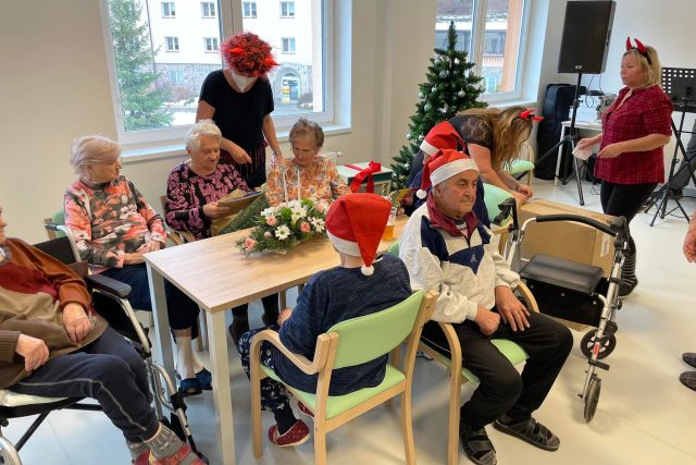 Senioři v Domově důchodců v Tmavém Dole na Trutnovsku rozbalovali dárky na společném setkání | foto: Domov důchodců Tmavý Důl