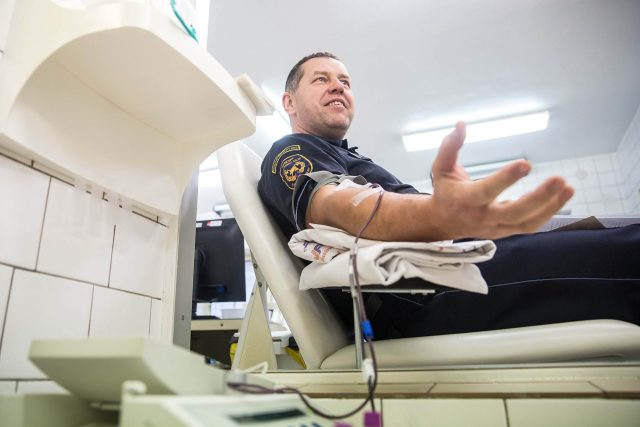 Náchodští hasiči ze směny B darovali společně krev | foto: HZS Královéhradeckého kraje