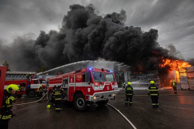 Požár v průmyslovém areálu v Novém Městě nad Metují | foto: HZS KHK/Michal Fanta