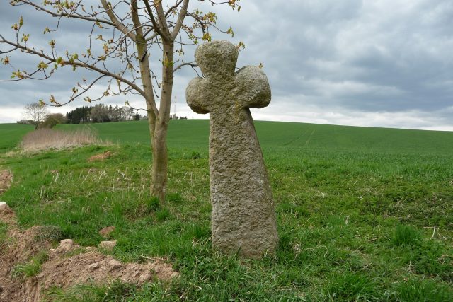 Jeden z nejvyšších smírčích křížů v Čechách najdete na Libinách u Jaroměře - stav roce 2015 | foto: Martin Witkovski
