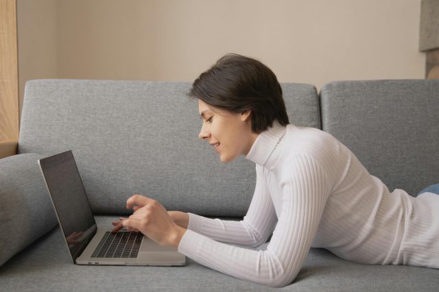  Na zralé osamělé ženy cílí podvodníci na internetu  (ilustrační foto) | foto: Pexels,  Licence Pexels