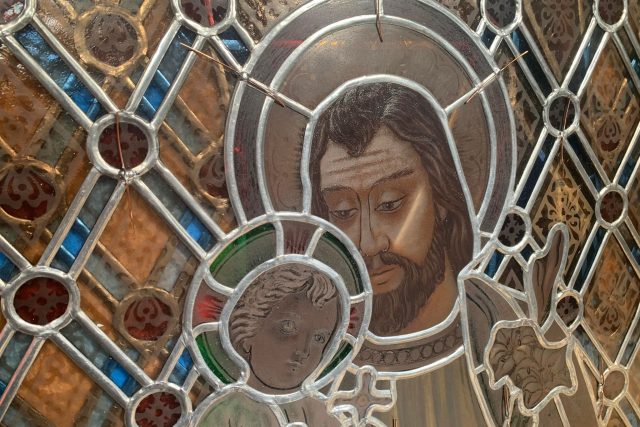 Do kostela ve Starém Rokytníku na Trutnovsku se po několika desítkách let vrátila dvě vitrážová okna | foto: Jana Házová,  Český rozhlas